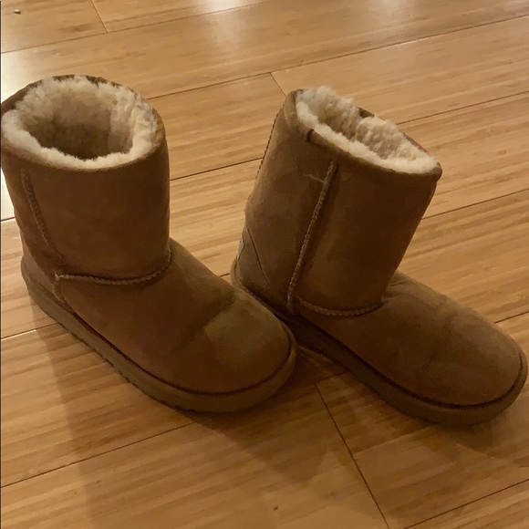 UGGS - Picture 2 of 7